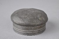 弦紋錫茶葉罐-罐蓋藏品圖，第1張
