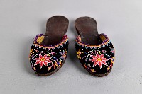 黑底串珠繡花拖鞋藏品圖，第1張