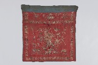 刺繡紅底金線孔雀花鳥桌裙藏品圖，第1張