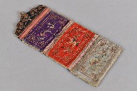 回字紋彩繡紫紅白三夾層荷包藏品圖，第1張