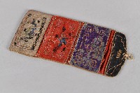 三夾層雙回字紋彩繡紫紅白荷包藏品圖，第1張