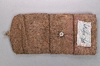 三夾層雙回字紋彩繡紫紅白荷包藏品圖，第3張