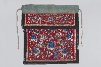 刺繡紅底黑邊孔雀牡丹紋桌裙藏品圖，第1張