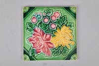 綠底菊花牡丹瓷製花磚藏品圖，第1張