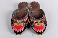 黑底紅花刺繡拖鞋藏品圖，第1張