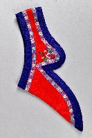 紅底藍邊花草刺繡童帽藏品圖，第2張