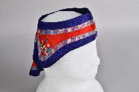 紅底藍邊花草刺繡童帽藏品圖，第3張