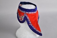 紅底藍邊花草刺繡童帽藏品圖，第4張