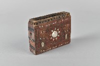 鑲螺鈿浮雕百步蛇紋祈禱箱藏品圖，第1張