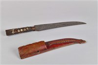 浮雕彩繪人面百步蛇紋佩刀藏品圖，第2張