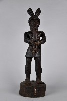 吹奏鼻笛男性木雕像藏品圖，第1張