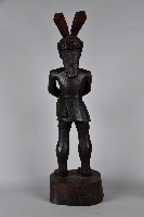 吹奏鼻笛男性木雕像藏品圖，第2張