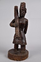 婦女挑竹筒水木雕人像藏品圖，第1張