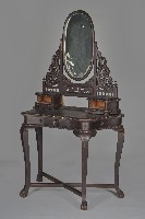 鏤雕捲草紋壽松鏡梳妝台藏品圖，第2張