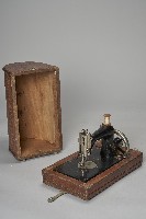 LEAD牌手搖式縫紉機藏品圖，第5張