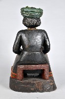 彩繪坐像盛裝女性巫師雕像藏品圖，第3張