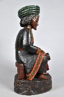 彩繪坐像盛裝女性巫師雕像藏品圖，第4張