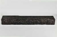 浮雕人面百步蛇及雄鹿木製雙人枕藏品圖，第1張