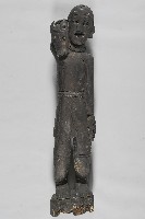 肩扛山豬手持人頭男性立像人偶藏品圖，第1張