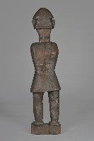 雙手曲放胸前露齒男性立像人偶藏品圖，第2張