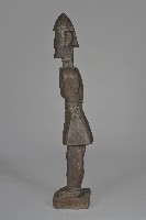 雙手曲放胸前露齒男性立像人偶藏品圖，第3張