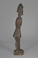 雙手曲放胸前露齒男性立像人偶藏品圖，第4張