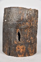 浮雕人面百步蛇幾何紋無底穀桶藏品圖，第2張