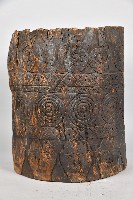 浮雕人面百步蛇幾何紋無底穀桶藏品圖，第3張