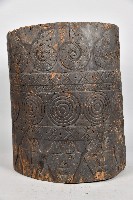 浮雕人面百步蛇幾何紋無底穀桶藏品圖，第4張