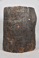 浮雕人面百步蛇幾何紋無底穀桶藏品圖，第5張