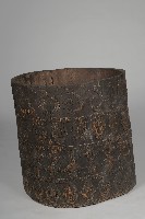 浮雕人面人像無底木製穀桶藏品圖，第5張