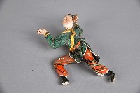 綠衣紅褲弓箭步童子像交趾陶藏品圖，第1張