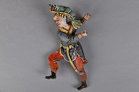 藍衣紅褲頭頂巨蝦男子像交趾陶藏品圖，第2張