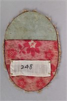 刺繡紫底花草人像鐘罩藏品圖，第2張