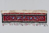 刺繡紅底黑邊花草帳簾帶藏品圖，第1張