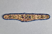 白底藍邊鳥繡花抹額藏品圖，第1張