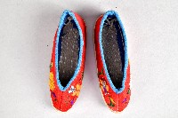紅底花草刺繡童鞋藏品圖，第2張