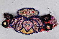 紫底花草刺繡蓮花造型抹額藏品圖，第2張