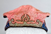 桃紅底藍邊刺繡織布帽藏品圖，第2張