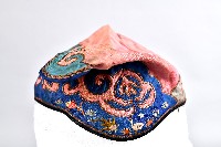 桃紅底藍邊刺繡織布帽藏品圖，第4張