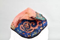 桃紅底藍邊刺繡織布帽藏品圖，第5張