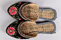 黑底花草刺繡拖鞋藏品圖，第2張