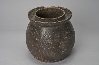 陶製紅胎黑釉有槽醃菜甕藏品圖，第5張