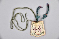 白底書冊紋綴雙側中國結荷包藏品圖，第2張