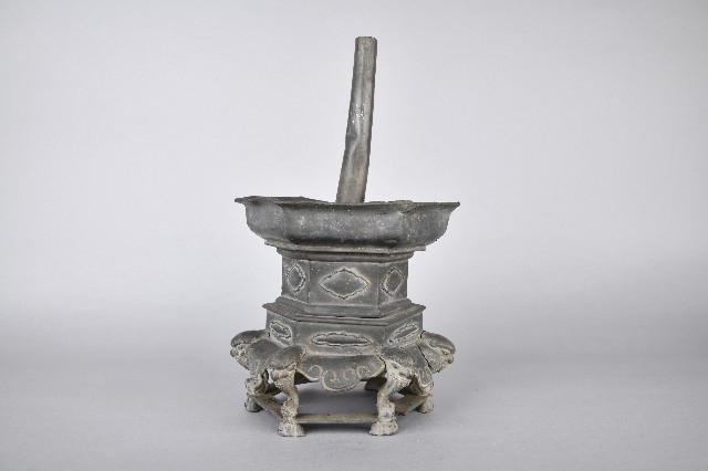 六角六足束腰合金燭台-1的圖片