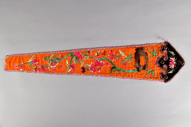 刺繡紅底連枝牡丹紋劍帶-1的圖片