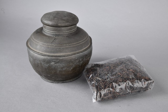 弦紋錫茶葉罐的圖片