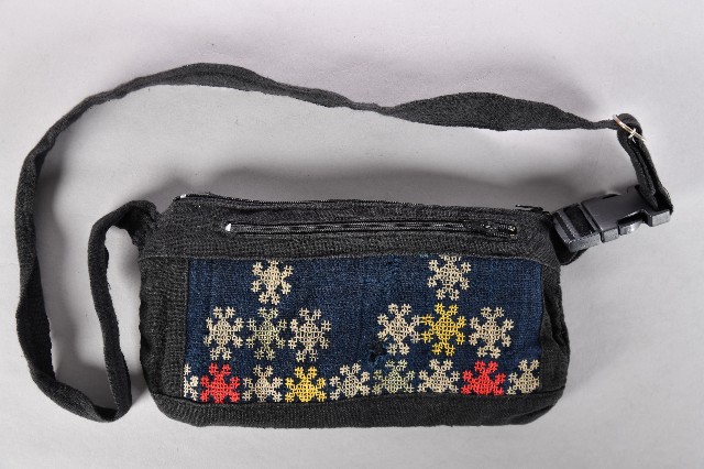 刺繡黑底拉鍊腰包的圖片