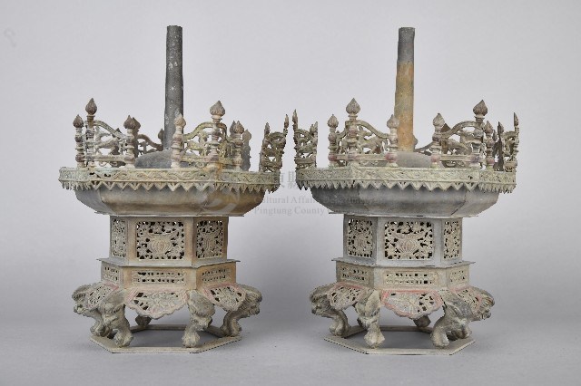 錫製幾何鏤雕六角燭台藏品圖，第2張