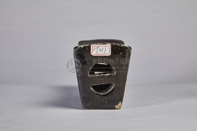 鏤雕葉紋雙一字陶枕藏品圖，第4張
